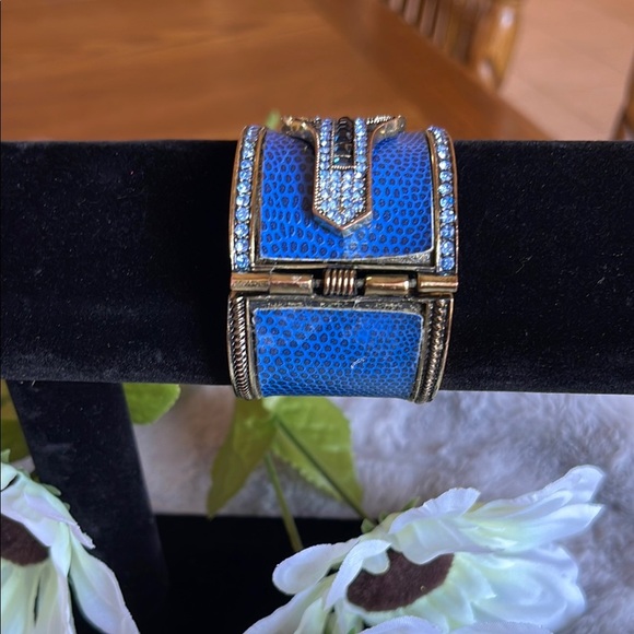 Elegant Blue and Silver Bracelet - Picture 2 of 8